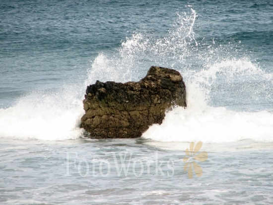 Une vague contre un rocher