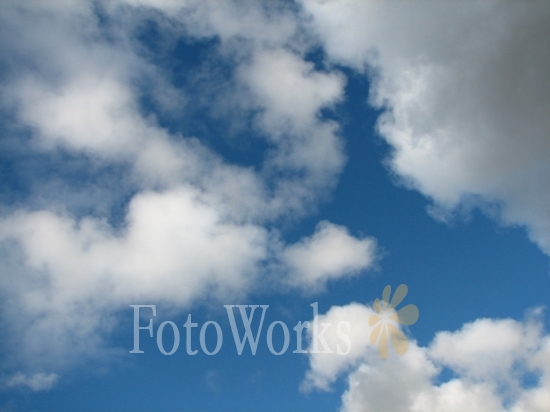 Nuages blancs, ciel bleu
