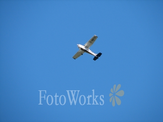 Avion sur ciel bleu