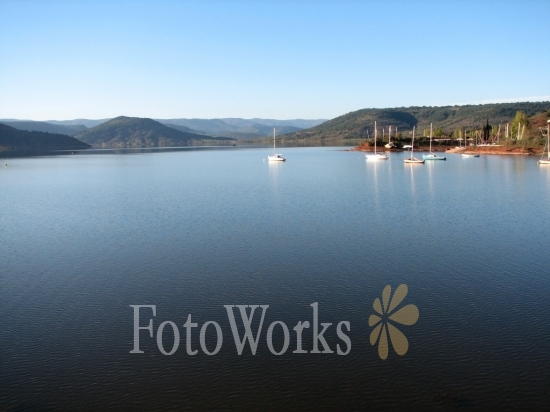 Voiliers sur le lac du Salagou, Hérault