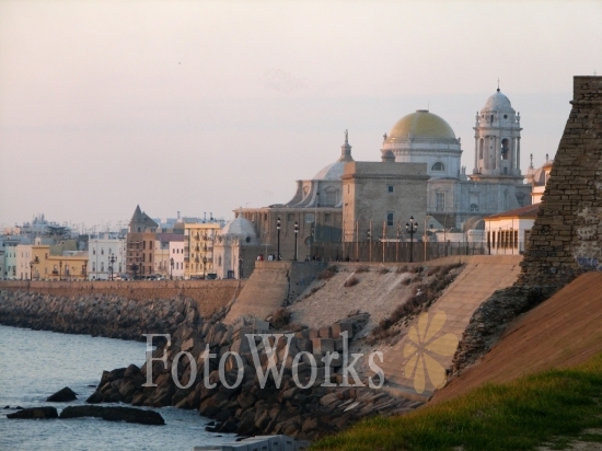 Ville de Cadiz au crépuscule